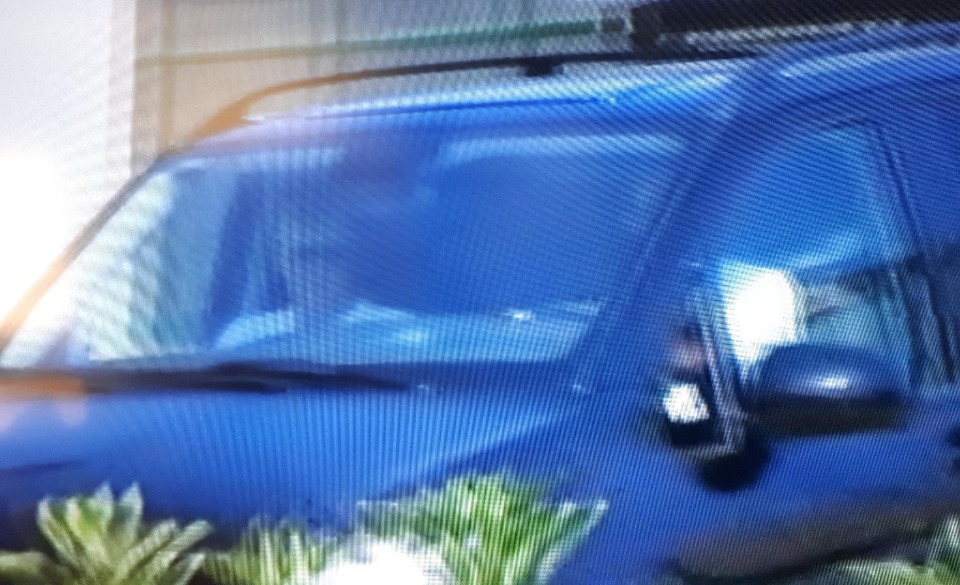 George Clooney lascia l'ospedale di Olbia nel van della produzione (foto Giovanna Sanna)