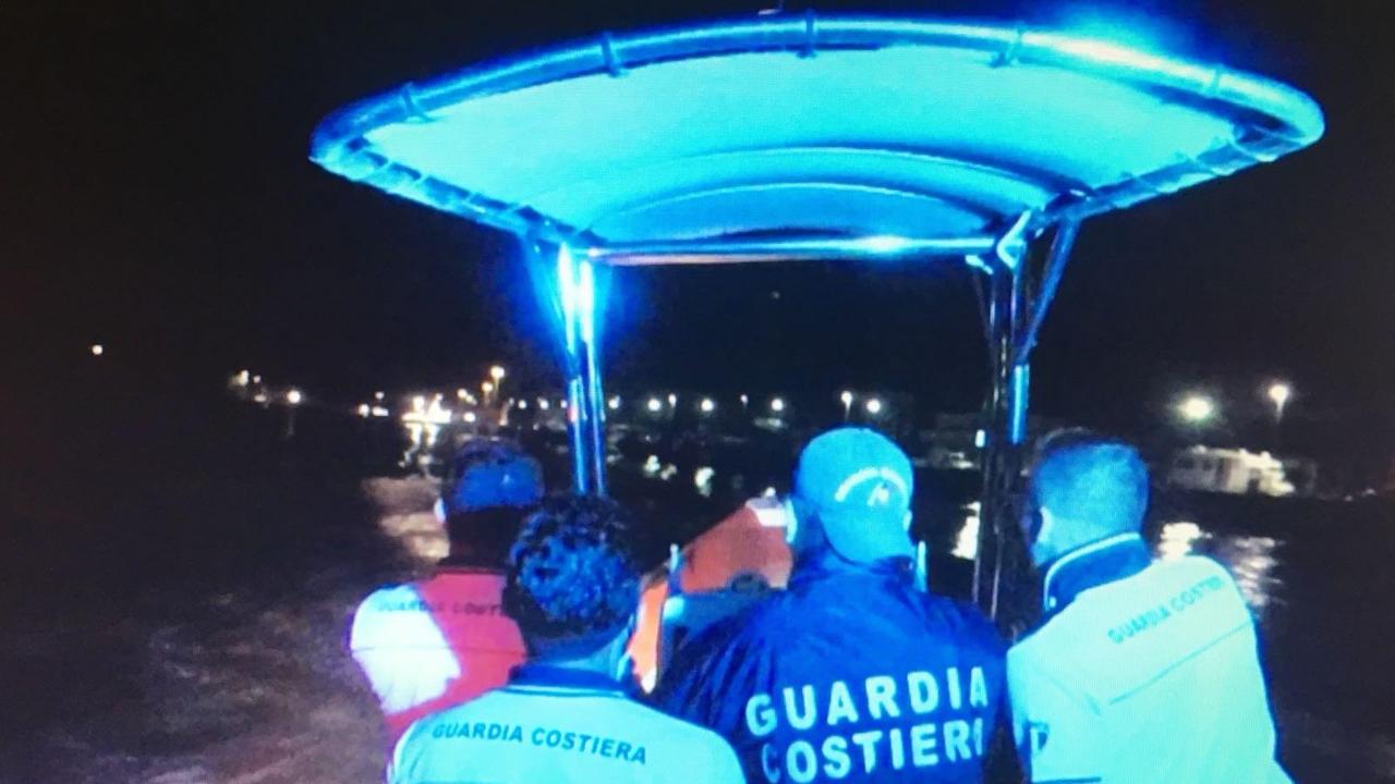 L'operazione notturna della guardia costiera nel porto canale