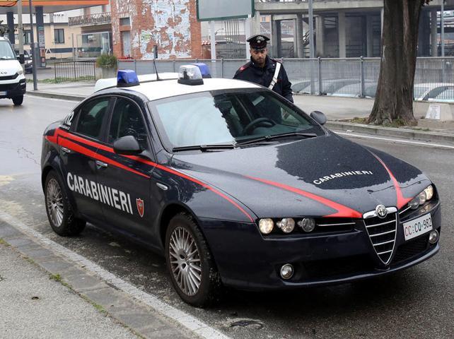 Donna trovata legata e in stato di choc nella cucina di casa 