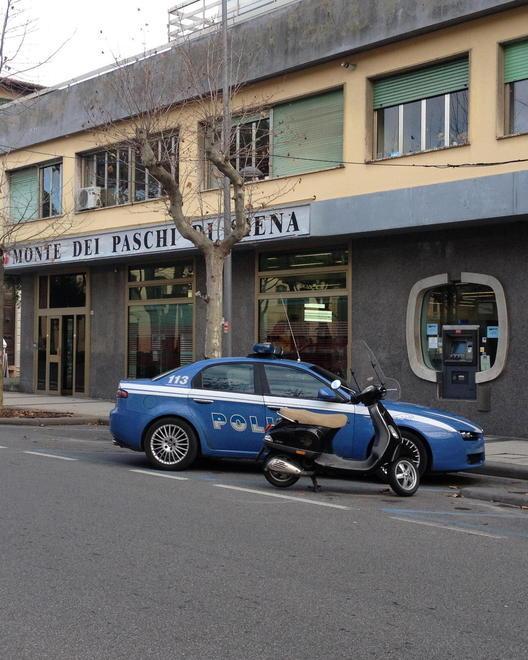Un'auto della polizia nel centro di Cecina