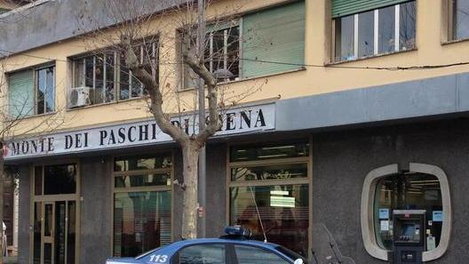 Un'auto della polizia nel centro di Cecina