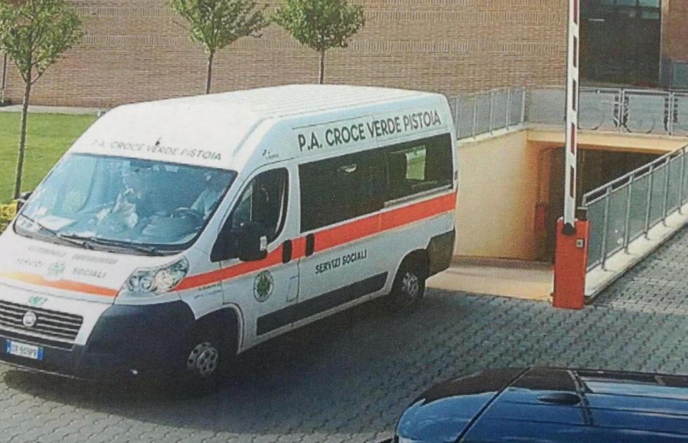 I due presunti ladri sul pulmino della Croce Verde mentre escono dal parcheggio sotterraneo della Maic