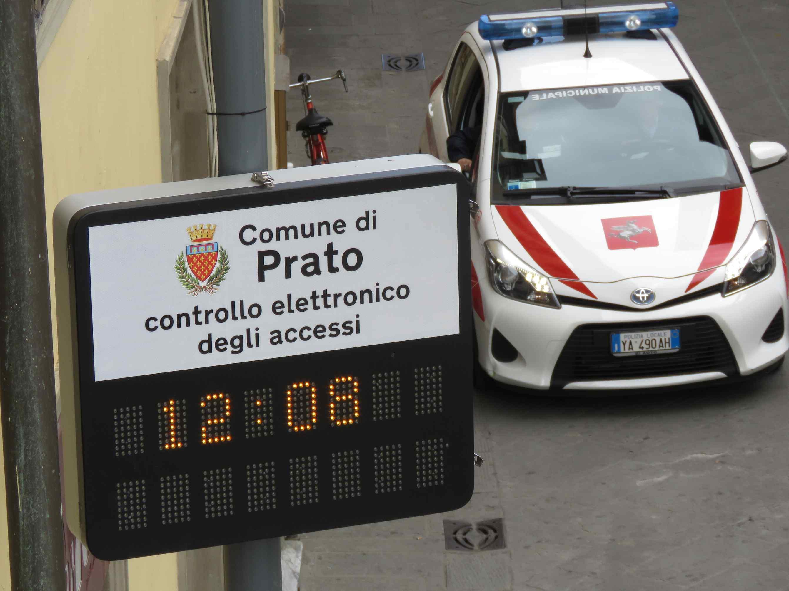 Un varco elettronico in via Tintori (foto d'archivio)