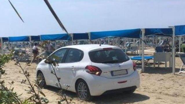 Auto si arena tra i bagni Chimera e Patrizia