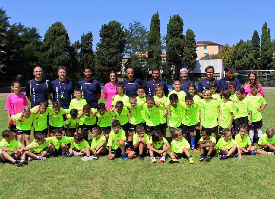 Il gruppo dei piccoli calciatori ieri mattina allo stadio Magona insieme ai responsabili e agli allenatori del settore giovanile, per l’iniziativa “Vieni a giocare con noi” organizzata dall’Atletico Piombino con il supporto del comitato #stadioxtutti