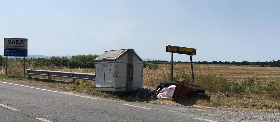 Ancora rifiuti abbandonati sull’Aurelia a sud di Vada