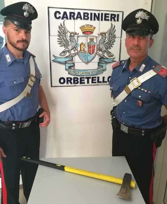 Si nasconde in un armadietto dopo aver svaligiato la casa 
