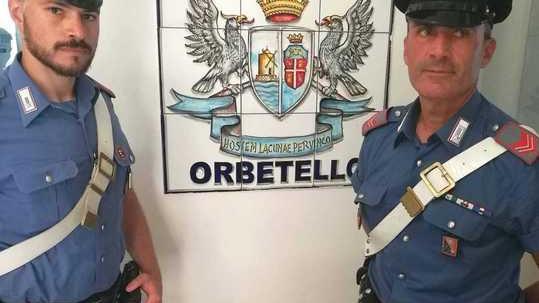 Si nasconde in un armadietto dopo aver svaligiato la casa