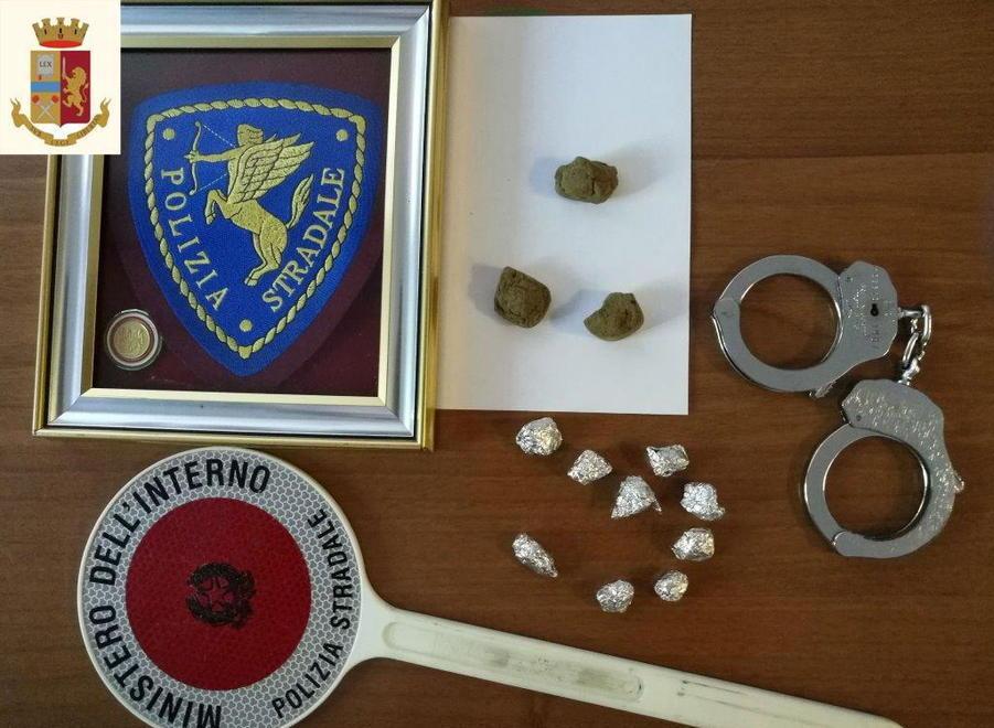 Hashish negli slip la Polstrada arresta un ragazzo sull’A15 