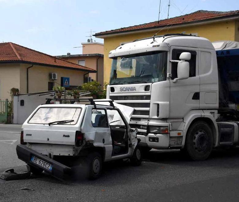 Scontro tra auto e tir, uomo in ospedale, traffico in tilt