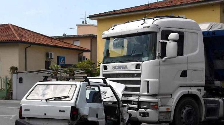 Scontro tra auto e tir, uomo in ospedale, traffico in tilt