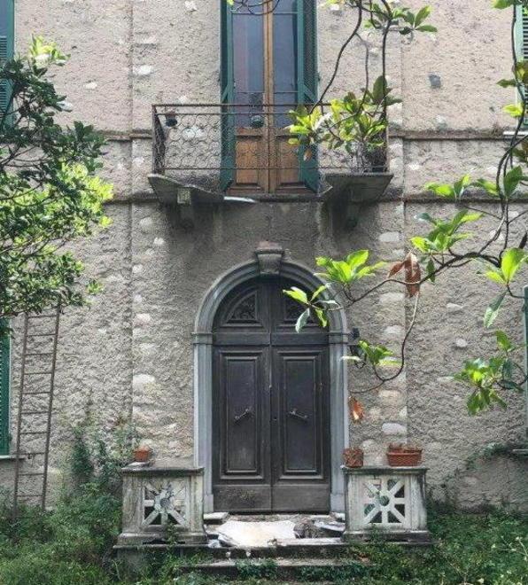 Il terrazzino cede di schianto e lui fa un volo di sei metri 