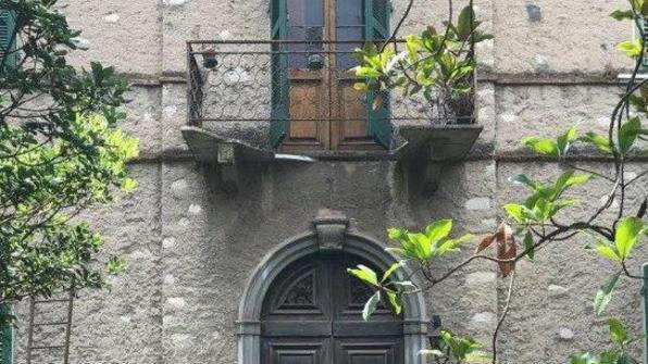Il terrazzino cede di schianto e lui fa un volo di sei metri