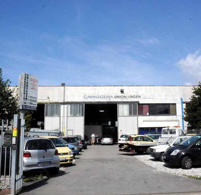 Rubano tre auto nuove al concessionario 