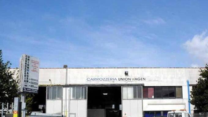 Rubano tre auto nuove al concessionario
