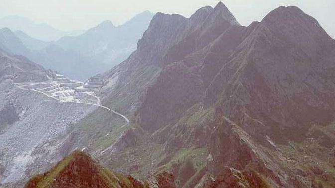 In decine al passo della Focolaccia per salvare le Apuane