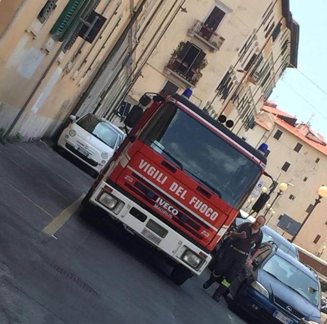 Calcinacci giù dal Tribunale penale, colpita un’auto: area vietata 