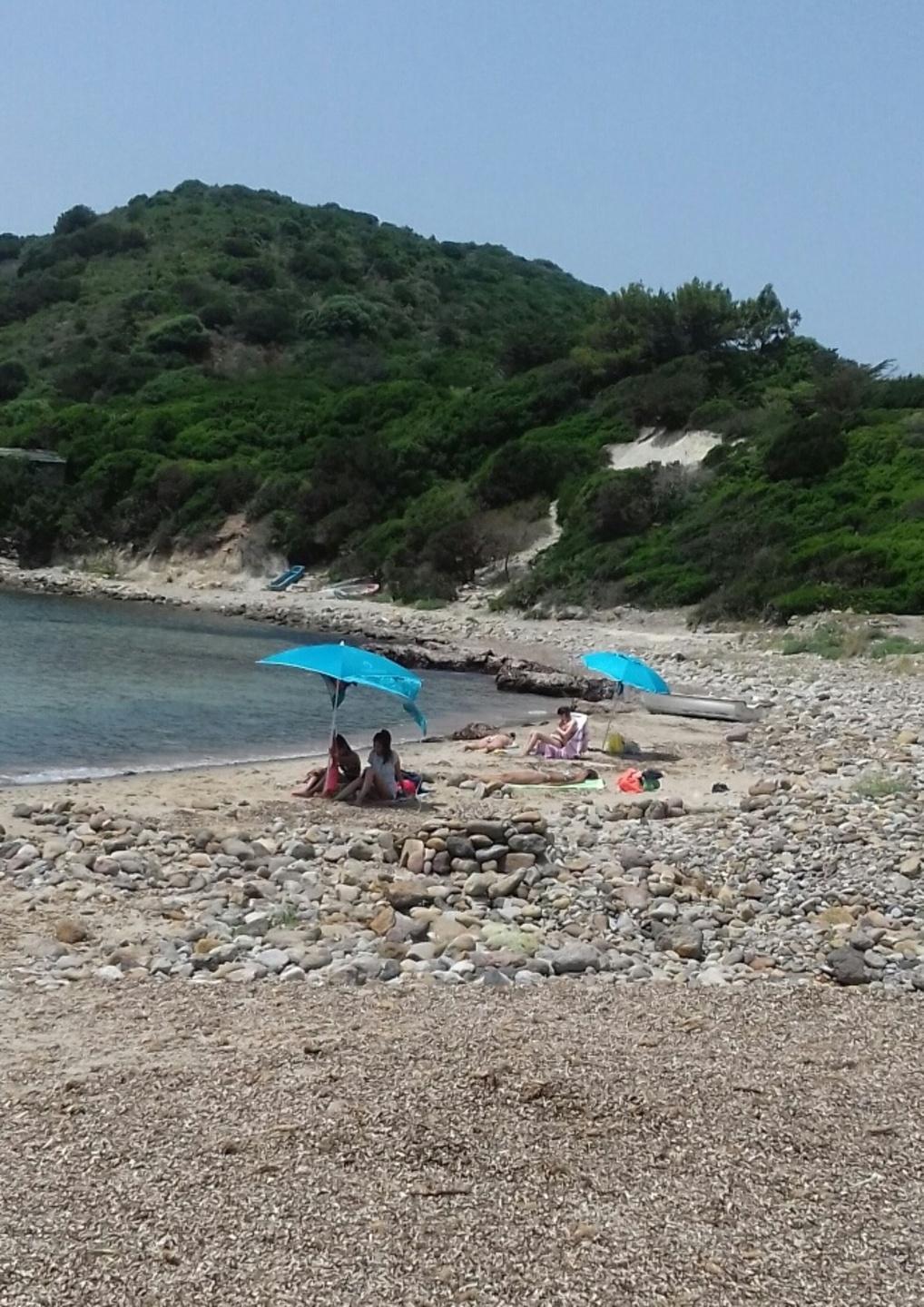Tonnellate di pietre alla Speranza Lo stabilimento balneare è chiuso