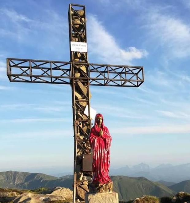 Pro loco al lavoro per ripulire la Madonna del monte Cusna 