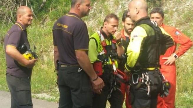Un cane resta bloccato su una roccia, interviene l’elicottero dei pompieri