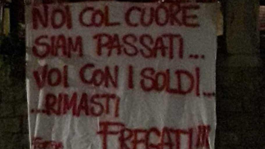 Clacson, striscioni e gavettoni è guerra fra Leguigno e Casina