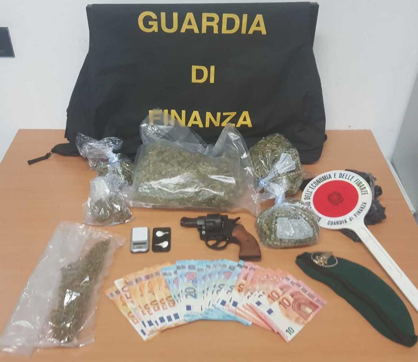 Sassari, vende droga a un 16enne: in cella pusher di 24 anni 