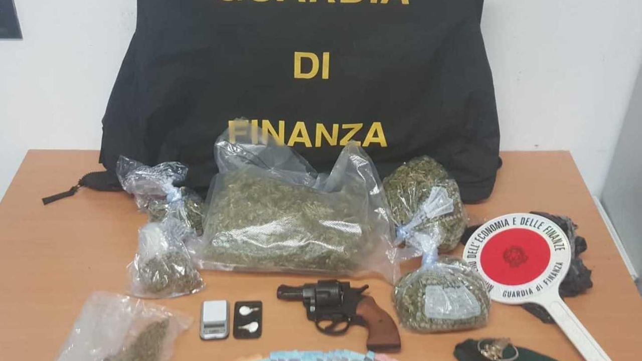 Sassari, vende droga a un 16enne: in cella pusher di 24 anni 