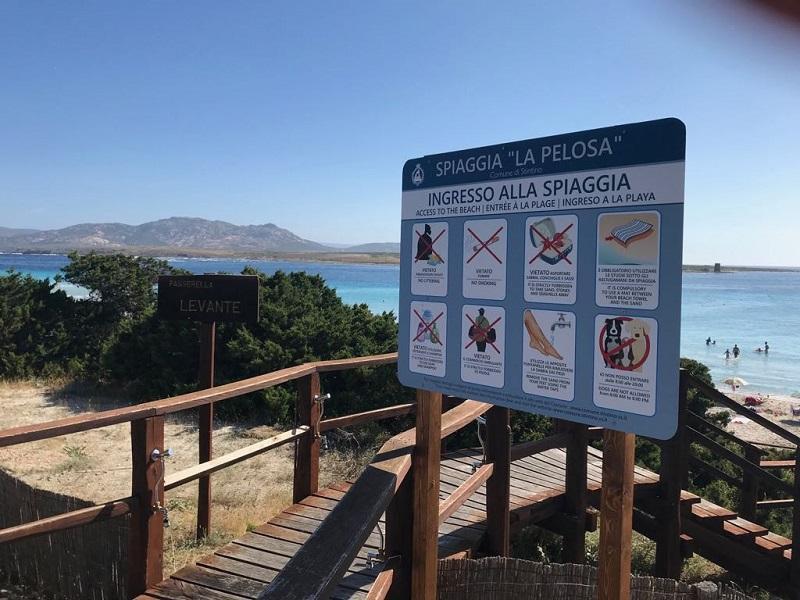 Uno dei cartelli informativi all'ingresso della spiaggia della Pelosa