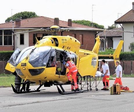 Bimbo cade in piscina dallo scivolo di tre metri Arriva l’elisoccorso 