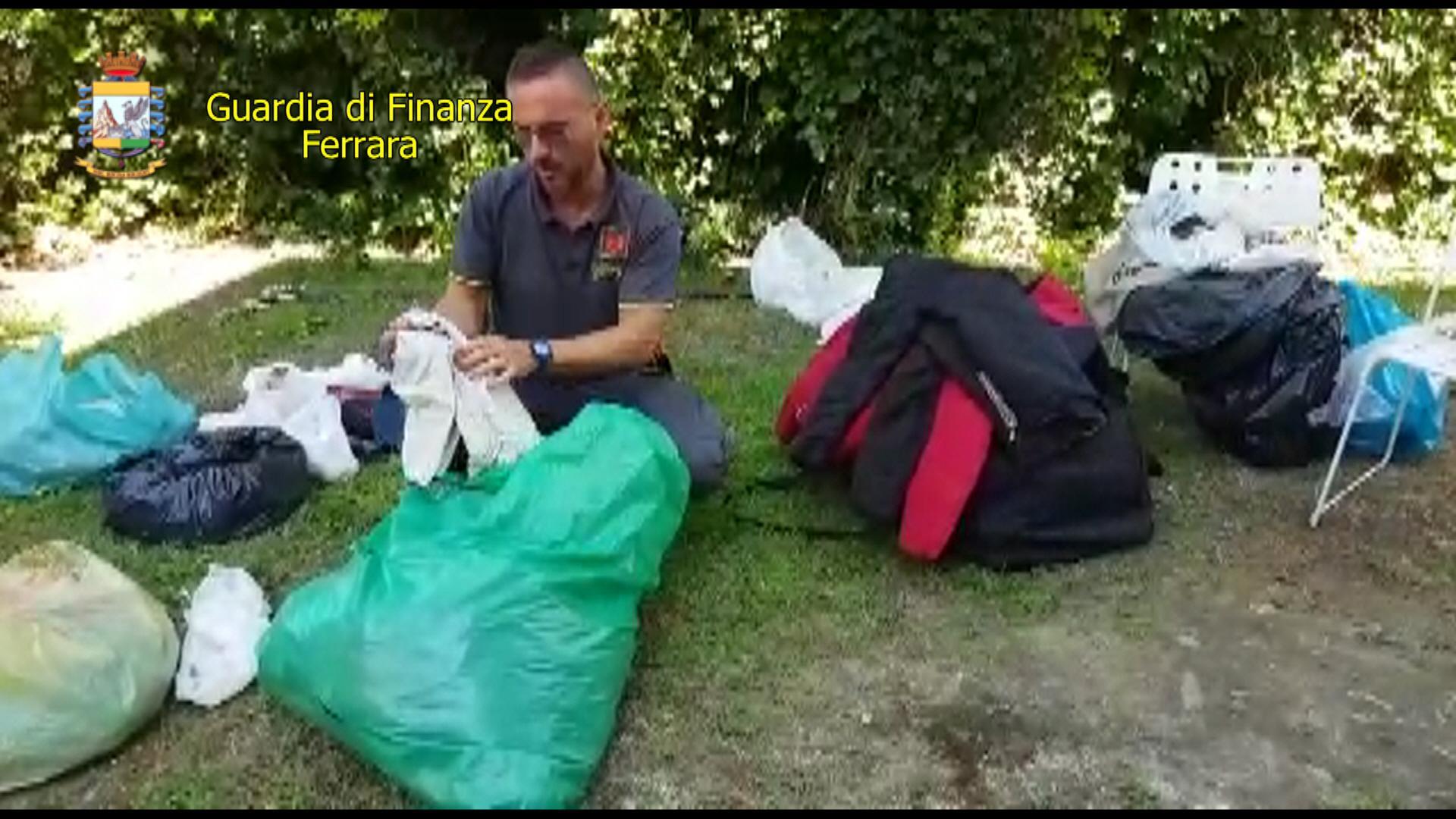 Laboratorio abusivo di merce contraffatta 