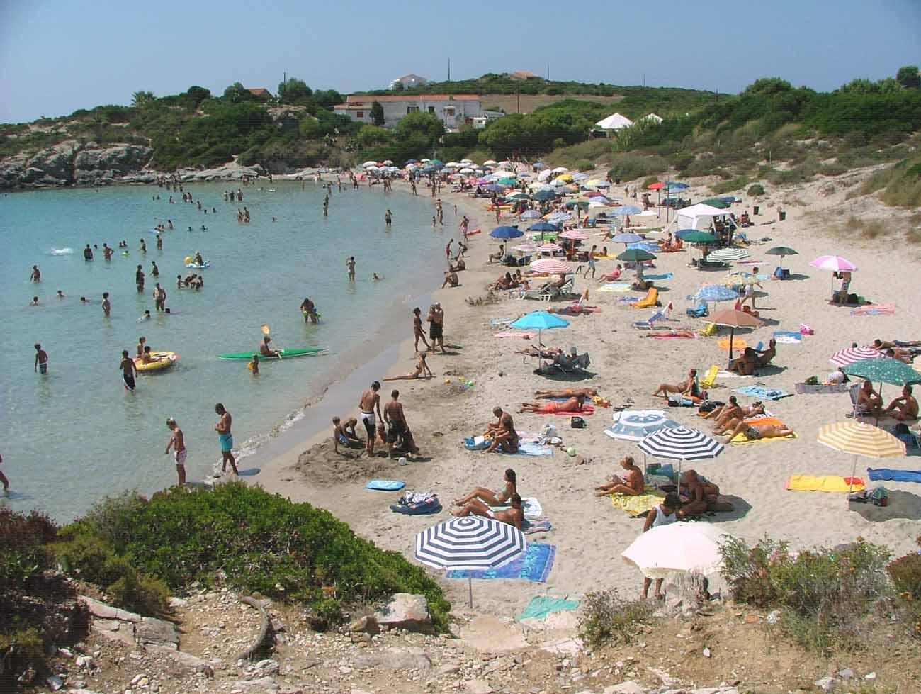 Torinese allarga il recinto della villa sugli scogli, il Comune: demolite subito