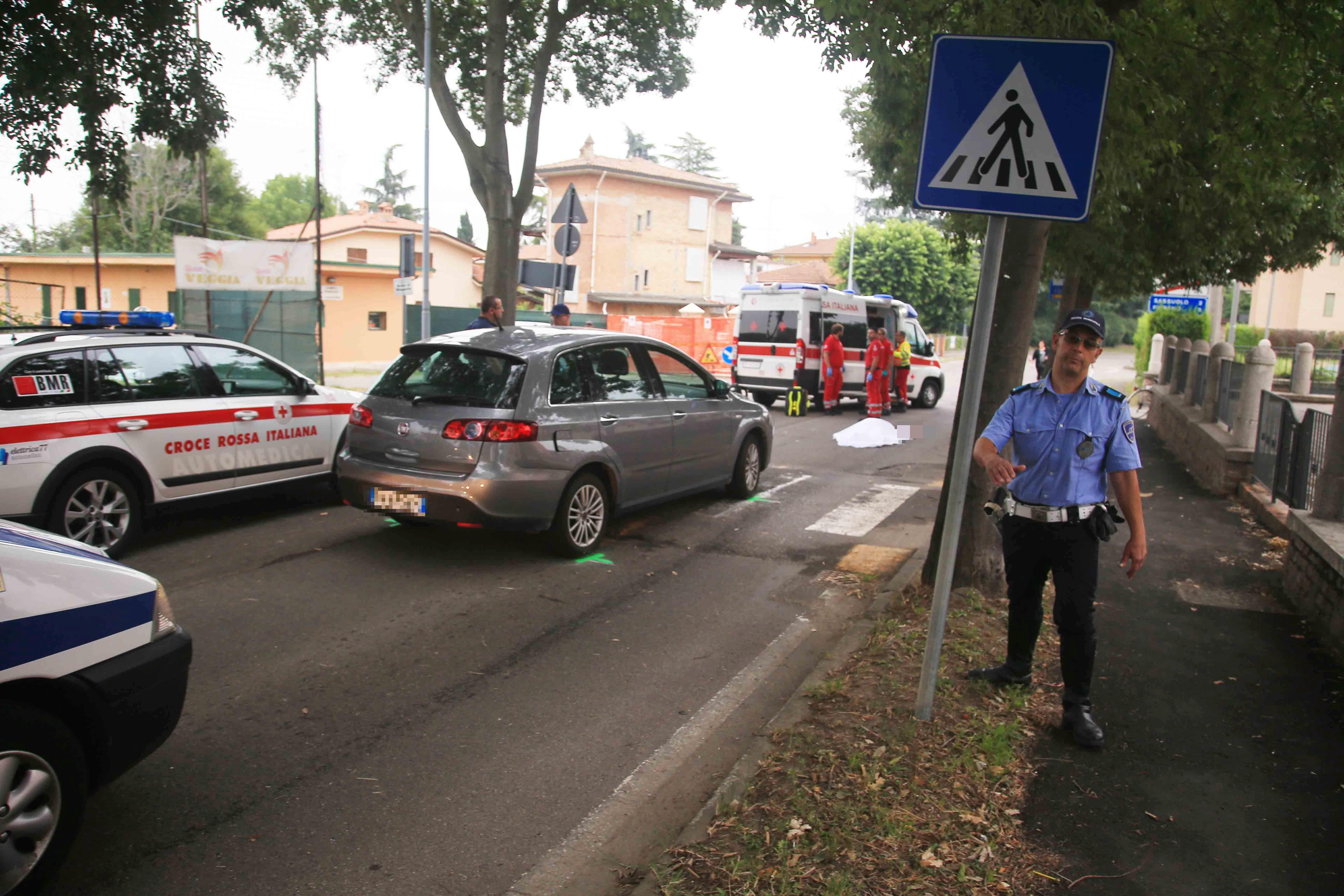Casalgrande, auto investe sulle strisce due anziane con bambini: una è morta sul colpo 