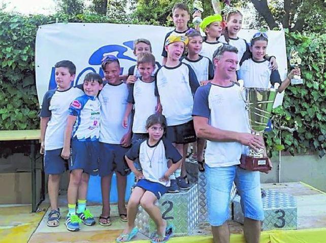 Il gruppo di ciclisti e cicliste dell’Acd Costa Etrusca
