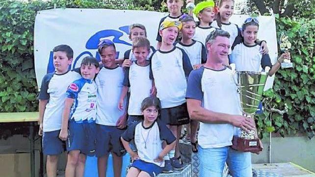 Il gruppo di ciclisti e cicliste dell’Acd Costa Etrusca
