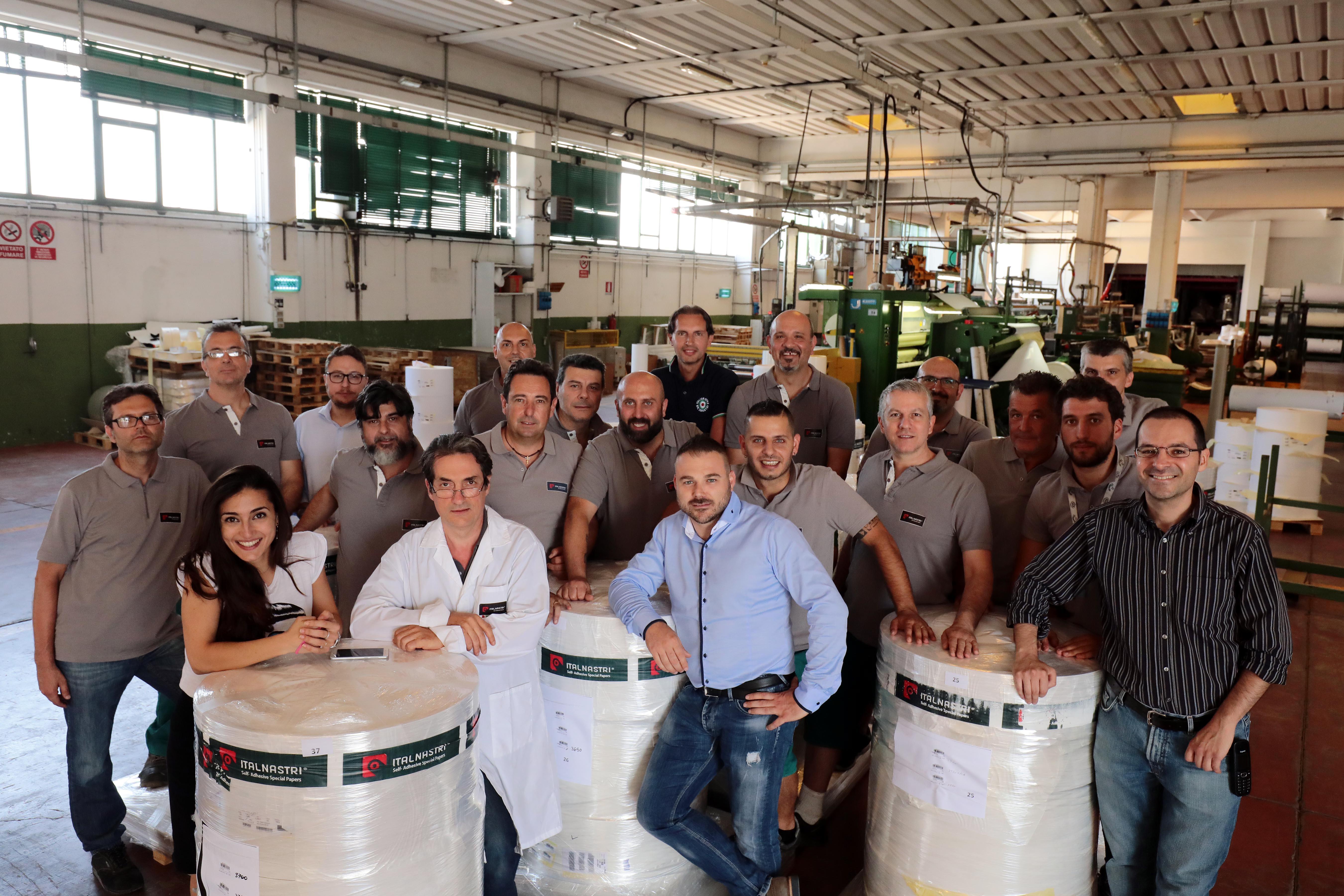 Un gruppo di lavoratori della Italnastri (foto agenzia Sestini)