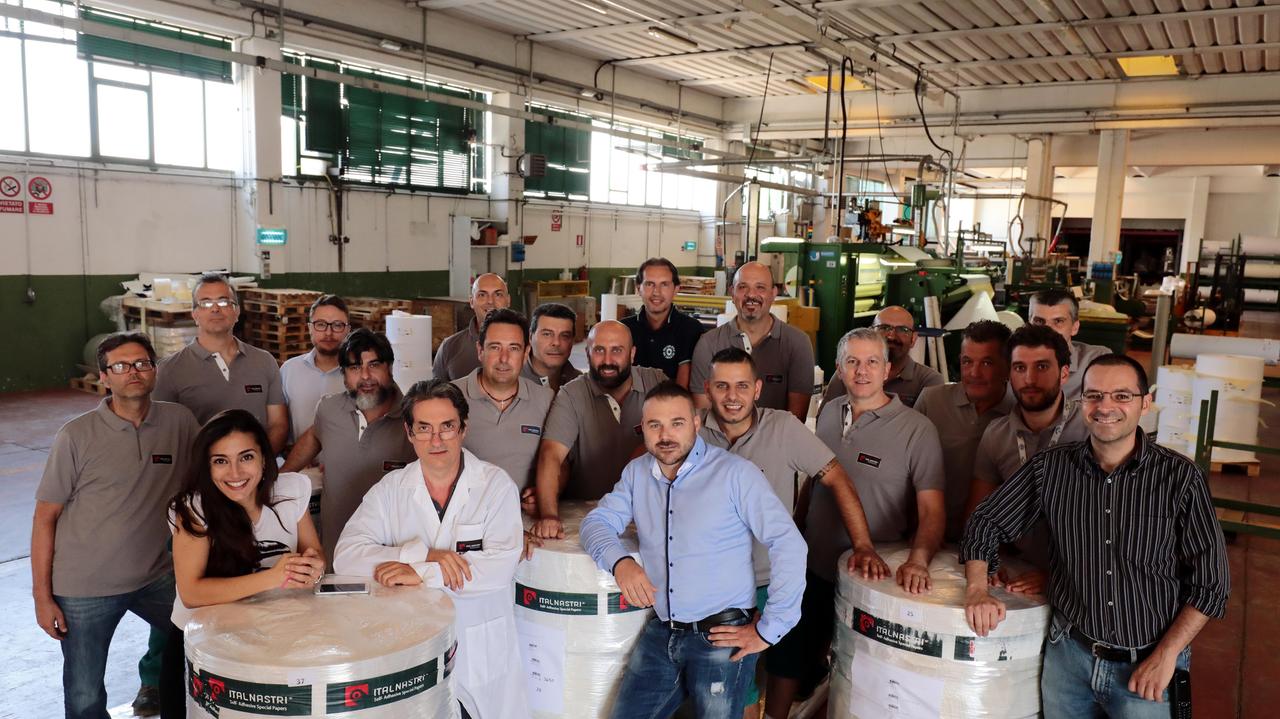 Un gruppo di lavoratori della Italnastri (foto agenzia Sestini)