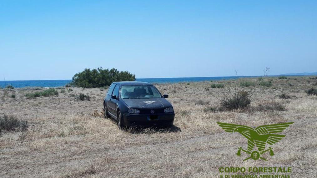 Estate cafona in Sardegna, auto sulle dune e furti di sabbia