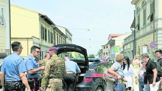 Caos in piazza Manin: venditore abusivo insulta e prende a schiaffi un militare