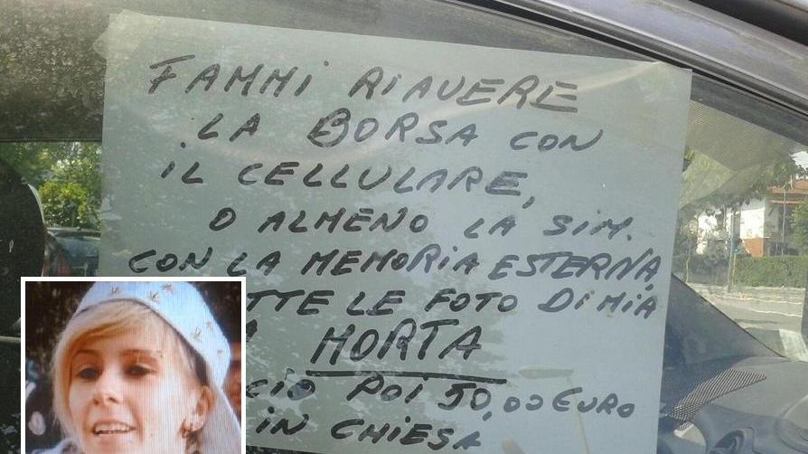 Il cartello scritto dalla madre derubata e nel riquadro la foto della figlia morta 3 anni fa