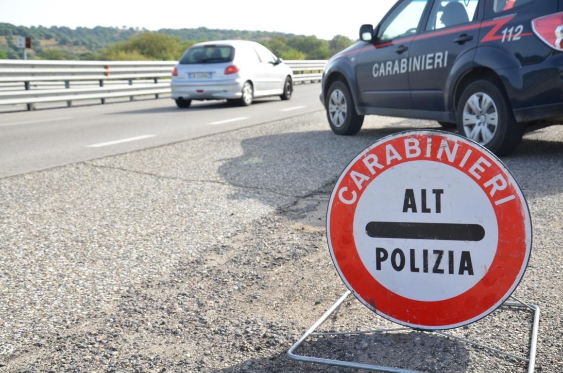 Non si ferma all'alt dei carabinieri, automobilista nei guai