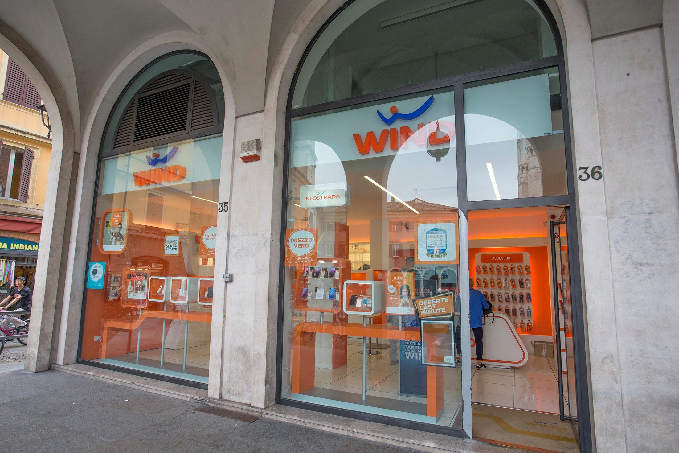 Modena, commessa reagisce “abbraccia” il ladro e lo fa arrestare 