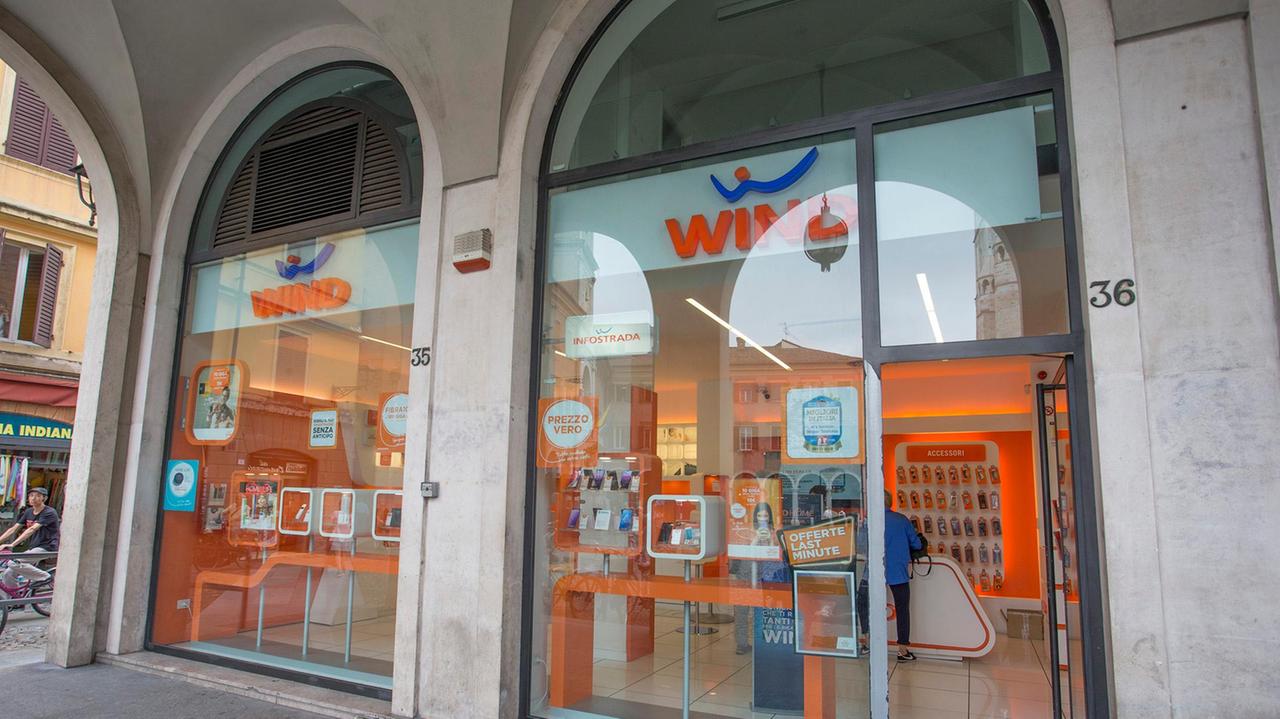Modena, commessa reagisce “abbraccia” il ladro e lo fa arrestare