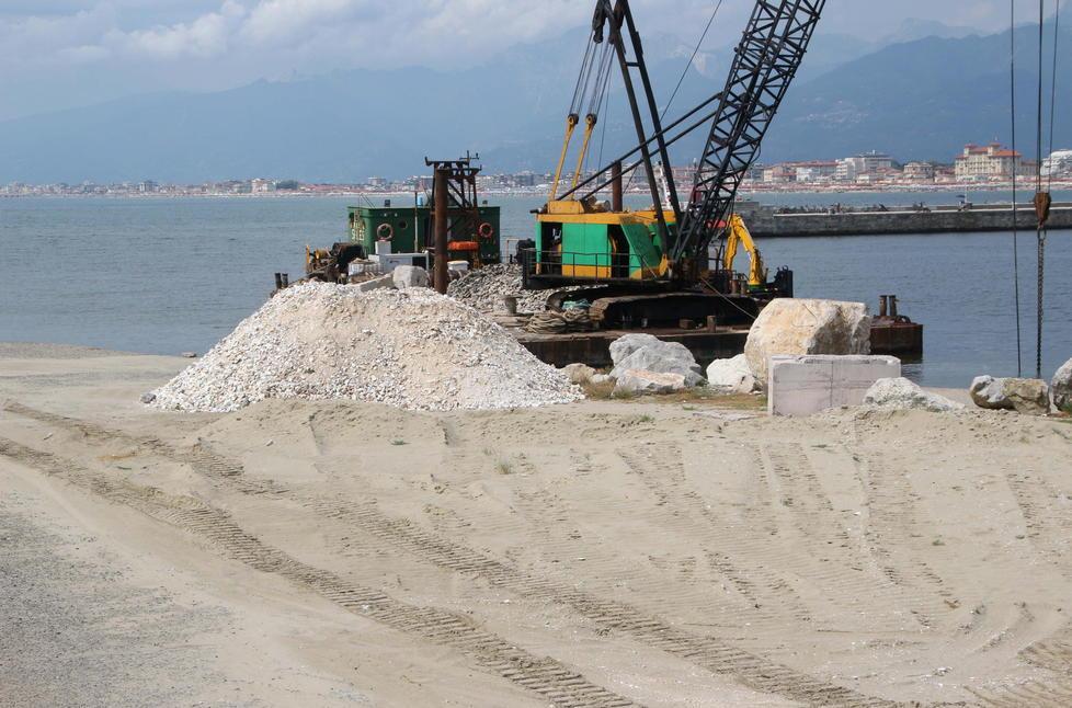 Lavori per la nuova banchina commerciale: stop al materiale utilizzato dall’impresa 