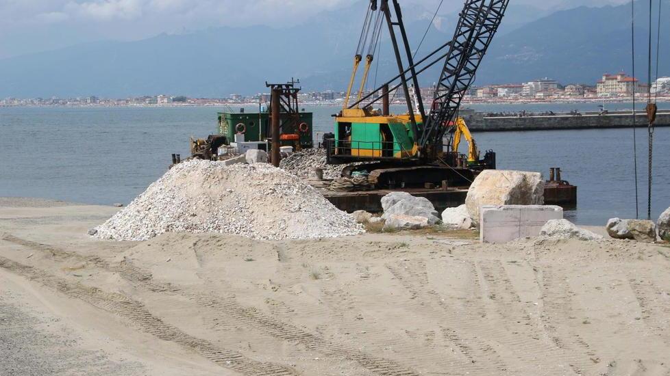 Lavori per la nuova banchina commerciale: stop al materiale utilizzato dall’impresa