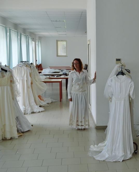 Abiti da sposa vintage e moderni per facilitare la raccolta di sangue 