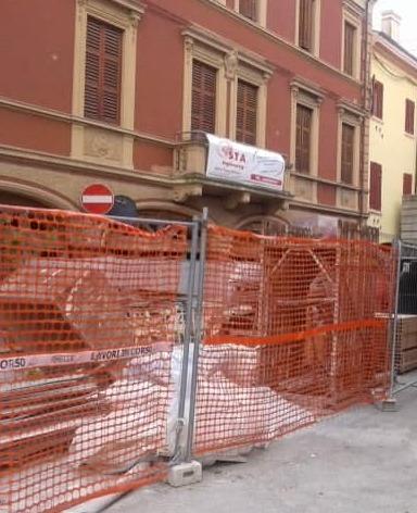 Lavori di un palazzo bloccati per un muretto di 40 anni fa 