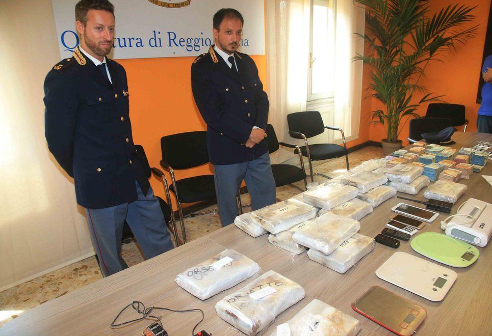 Tra le balle di fieno 21 chili di cocaina arrestati per spaccio con un mare di soldi 