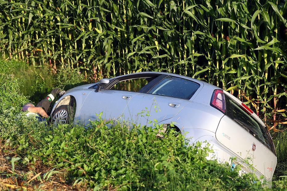 L'auto della donna nel fossato