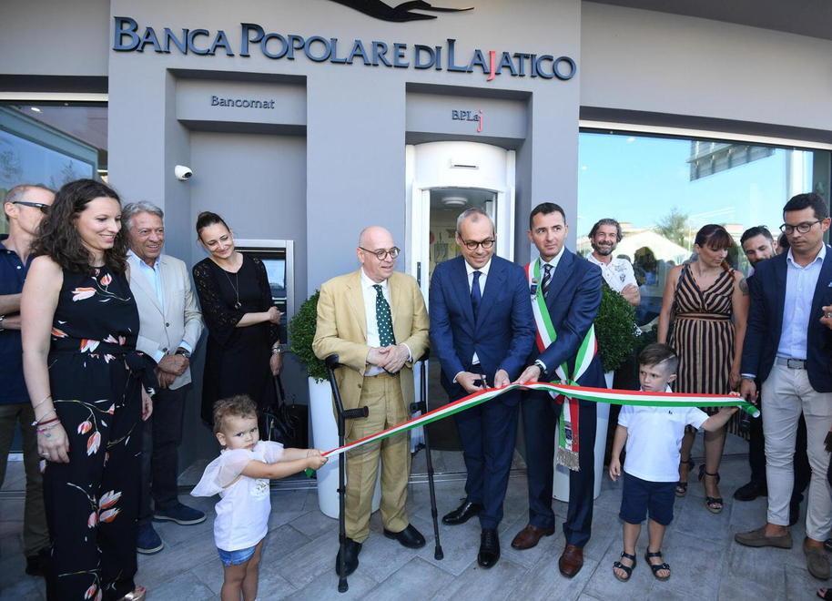 Arredi pop in banca per la nuova filiale 
