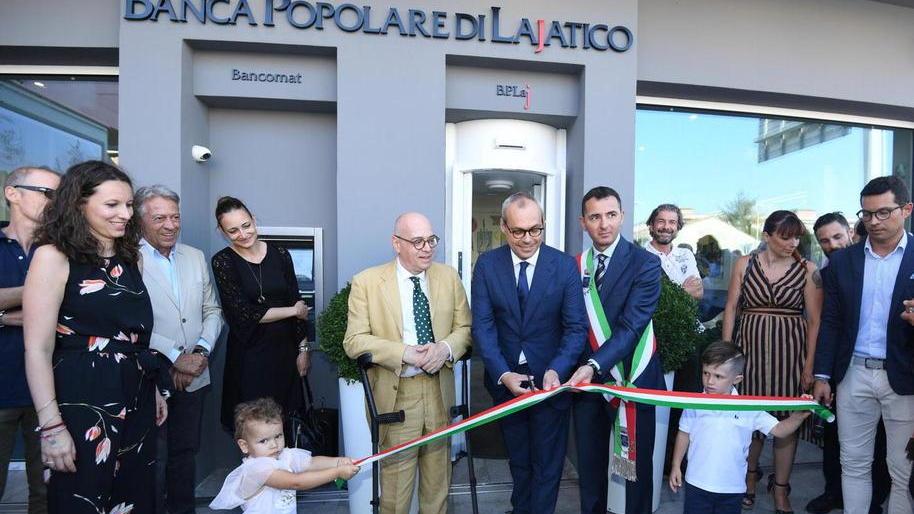Arredi pop in banca per la nuova filiale